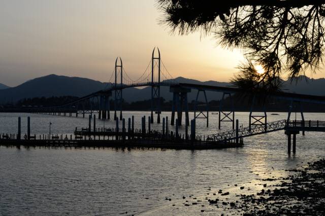 강진만 가운데 있는 섬 가우도에서 바라본 일몰. 가우도 양쪽으로 걸쳐 있는 현수교는 쐐기 모양의 강진만에 선을 그어 그 모습이 흡사 알파벳 ‘A’자 같다.