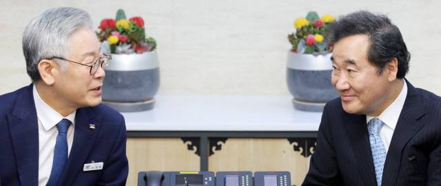 이낙연 더불어민주당 대표아 이재명 경기지사가 지난해 경기도청에서 만나 간담회를 갖고 있다./연합뉴스