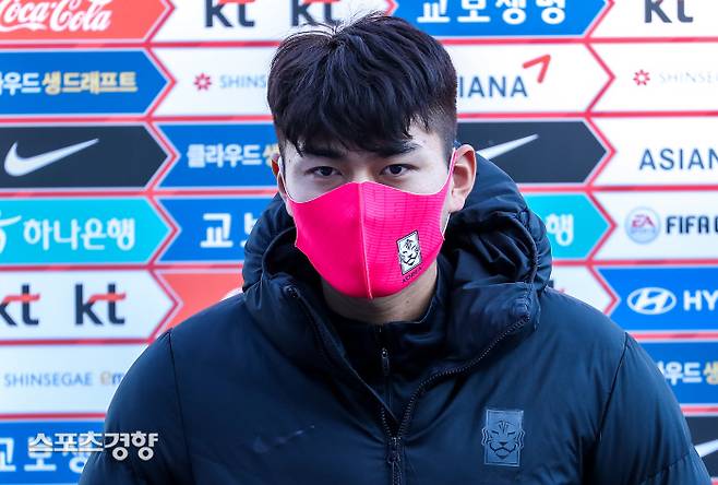 한국 U-23 축구대표팀 정태욱이 12일 강릉종합운동장에서 취재진의 질문에 답하고 있다.  강릉 | 이석우 기자