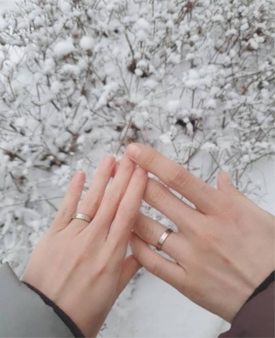 심은진은 12일 SNS를 통해 결혼반지를 착용한 사진을 올린 후 혼인신고를 마치고 법적인 부부가 됐다고 직접 알렸다. 사진ㅣ심은진 인스타