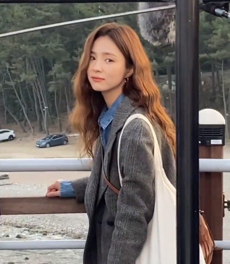Actor Shin Se-kyung boasted an extraordinary floral beauty.On the 11th, Shin Se-kyung posted a post on his personal SNS with the phrase Pohang Americas.Shin Se-kyung was seen waiting on set; he put one hand on the fence and looked back, building an angelic Smile at the camera.In particular, Shin Se-kyungs innocent and colorful beauty was noticeable. The netizens responded in various ways such as I want to see the Americas soon, I go quickly and I am so beautiful.