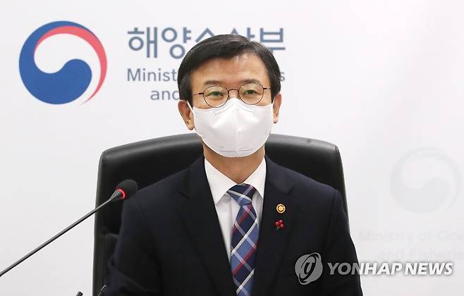 문성혁 장관, 3차 해양수산발전 기본계획 발표 (세종=연합뉴스) 김주형 기자 = 문성혁 해양수산부 장관이 지난 11일 오후 세종시 정부세종청사에서 제3차 해양수산발전 기본계획을 발표하고 있다. 2021.1.12 kjhpress@yna.co.kr