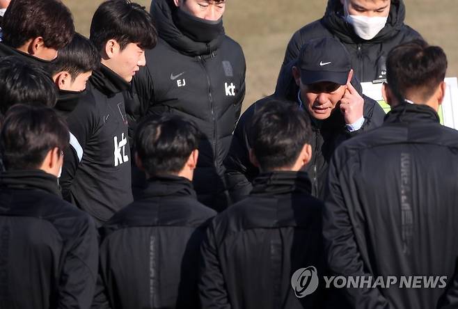 작전 지시하는 김학범 감독 (강릉=연합뉴스) 양지웅 기자 = 김학범 대한민국 남자 올림픽 축구대표팀 감독이 12일 오후 강원 강릉시 종합체육관에서 새해 첫 소집 훈련을 시작하며 선수들에게 작전을 지시하고 있다. 2021.1.12      yangdoo@yna.co.kr  (끝