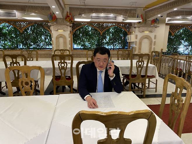 최종건 1차관이 11일(현지시간) 이란 남부도시 반다르아바스에 억류돼 있는 한국케미 선장과 전화 통화를 하고 있다. [사진=외교부 제공]