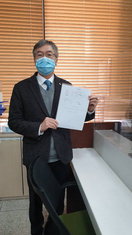이상훈 대한치과의사협회 협회장이 13일 진정서와 성명을 제출하고 있다.