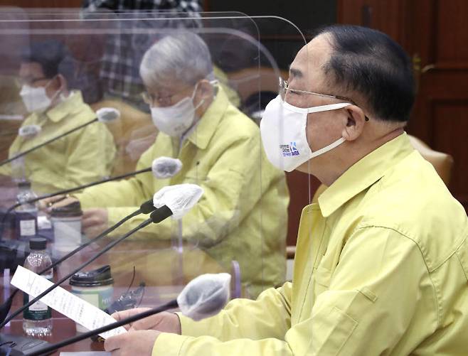 홍남기 경제부총리 겸 기획재정부 장관이 13일 정부서울청사에서 열린 제26차 비상경제 중앙대책본부 회의 겸 제9차 한국판 뉴딜 관계장관회의를 주재하고 있다. (사진= 연합뉴스)