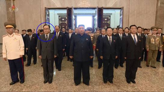 조선중앙TV는 12일 김정은 당 총비서와 8차 당대회에서 새로 선출된 당 중앙지도기관 간부들이 평양 금수산태양궁전을 찾아 참배했다고 13일 보도했다. 조용원 당 비서는 11일 부문별 협의회에 이어 이번 참배 보도에서도 최룡해 최고인민회의 상임위원장에 이어 두 번째로 호명된 데다가, 사진에서도 김정은 총비서 바로 오른편(김정은 기준)에 서 있어 권력 서열 3위에 오른 것으로 보인다(사진=조선중앙TV 화면/연합뉴스).