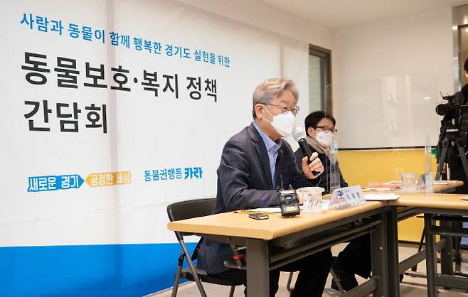 파주 더봄센터 방문한 이재명 지사.(사진=경기도 제공)