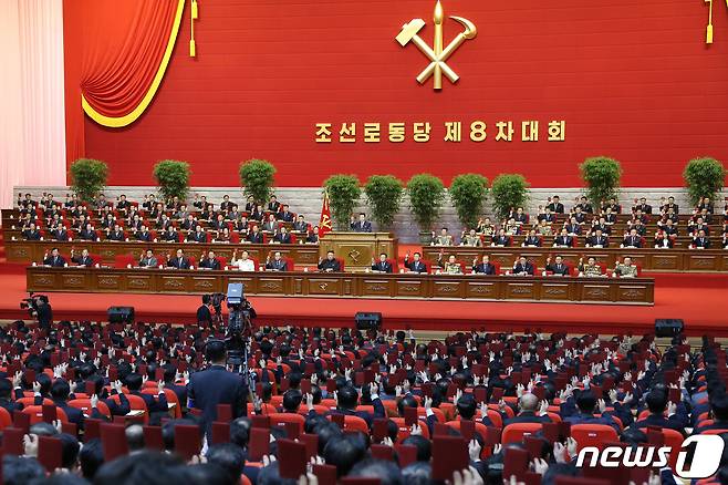 (평양 노동신문=뉴스1) = 북한 노동당 제8차 대회가 12일 폐막했다고 당 기관지 노동신문이 13일 보도했다. 지난 5일 개막한 이번 당대회는 8일 만에 막을 내리면서 역대 두 번째로 최장기간 진행됐다. 김정은 국무위원장은 이번 당대회에서 당총비서로 추대됐다. [국내에서만 사용가능. 재배포 금지. DB 금지. For Use Only in the Republic of Korea. Redistribution Prohibited] rodongphoto@news1.kr