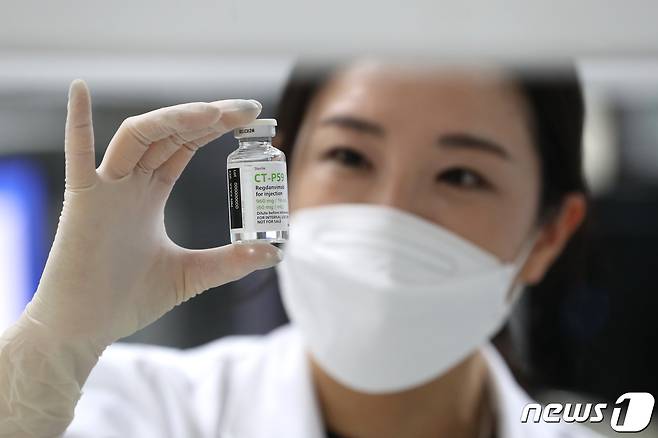 셀트리온 2공장에서 한 연구원이 코로나19 항체 치료제 CT-P59를 살펴보고 있다. /뉴스1 © News1 정진욱 기자