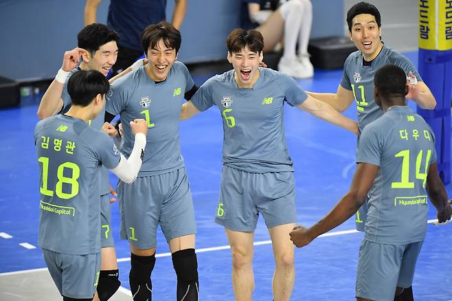 현대캐피탈 선수들이 13일 삼성화재와의 경기에서 기뻐하고 있다.(KOVO 제공)© 뉴스1