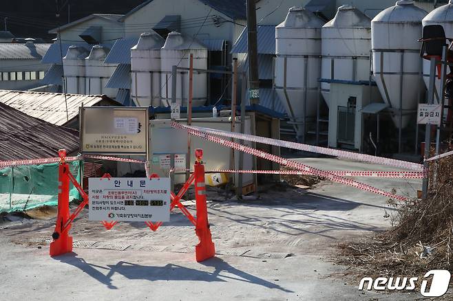 조류인플루엔자 중앙사고수습본부(중수본)은 김포시 월곶면의 한 산란계 농장에서 고병원성 조류인플루엔자(H5N8)양성 판정이 나왔다고 31일 밝혔다. 출입 금지 안내 간판이 설치된 농가의 모습. 2020.12.31/뉴스1 © News1 정진욱 기자