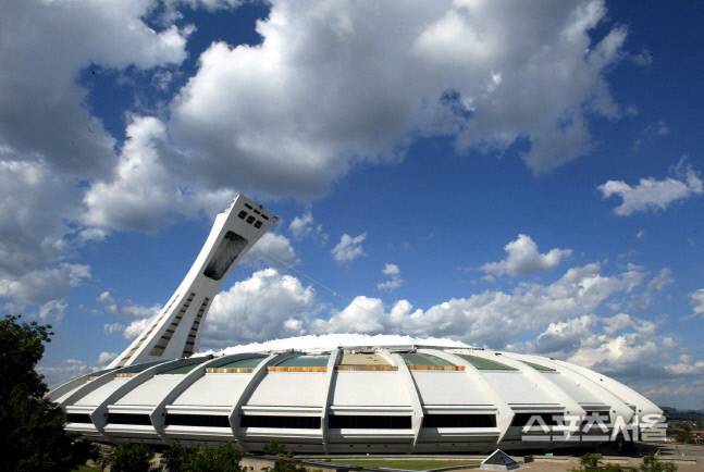 거대한 우주선과도 같은 몬트리올 엑스포스의 홈구장인 올림픽스타디움. 지금은 야구장으로 쓰이지만 1976년 올림픽을 위해 만들어진 당시엔 최첨단 경기시설이었다. | 스포츠서울DB