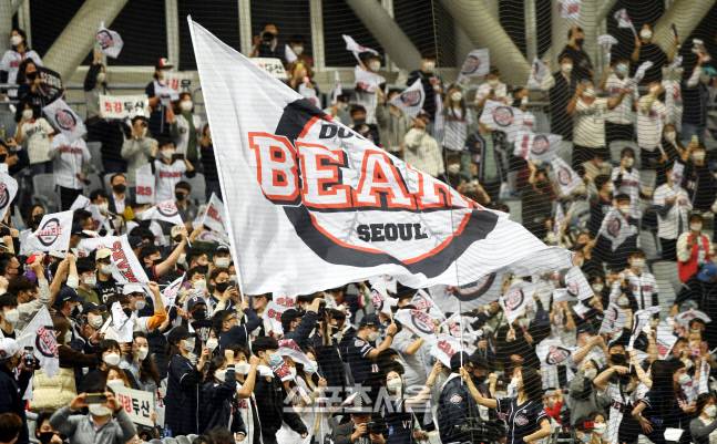 두산 정현욱과 권기영이 도박을 한 사실이 알려져 자격