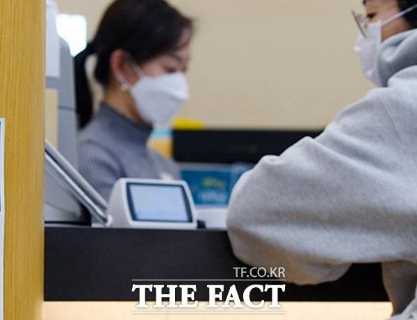 한국은행이 13일 발표한 '금융기관 대출행태서베이' 결과에 따르면 올해 1분기 국내은행 대출태도지수(전망치)는 -8로 나타났다. /더팩트 DB