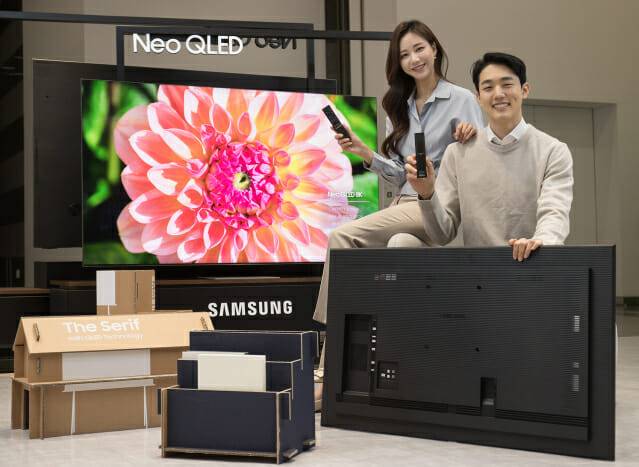 삼성전자 모델이 수원 삼성 디지털시티에서 2021년 신제품 Neo QLED TV와 새롭게 적용된 솔라셀 리모컨, 에코 패키지를 소개하고 있다. (사진=삼성전자)