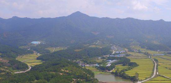 보절면을 품고 있는 만행산 천황봉 전경.