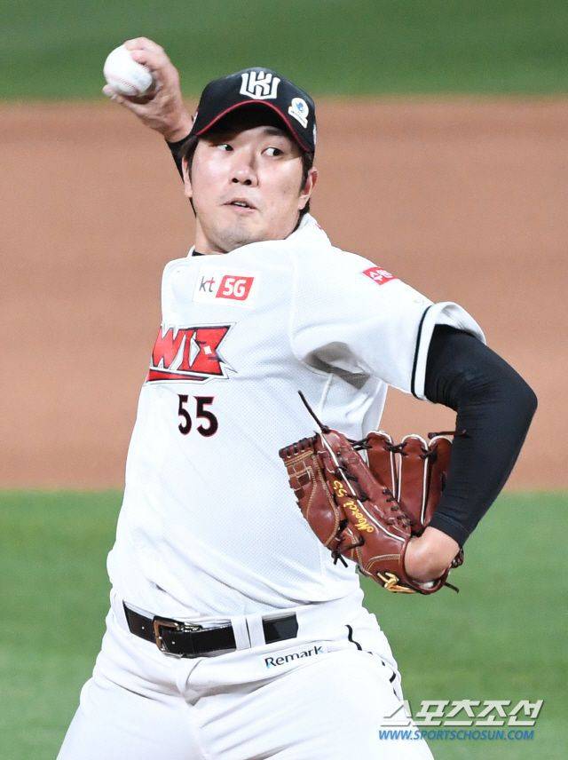 KT에 남고 싶어 FA 신청을 포기한 유원상의 올해 연봉은 8000만원이다. / 송정헌 스포츠조선 기자