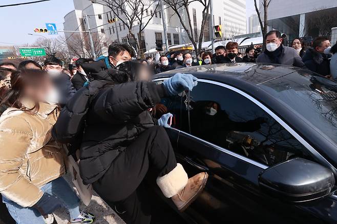 16개월된 입양 딸 정인양을 학대해 숨지게 한 혐의를 받는 양부모의 첫 재판이 열린 13일 서울남부지법에서 양부 안모씨가 탄 차량이 나오자 시민들이 항의와 분노를 표출하고 있다. 2021.1.13/연합뉴스