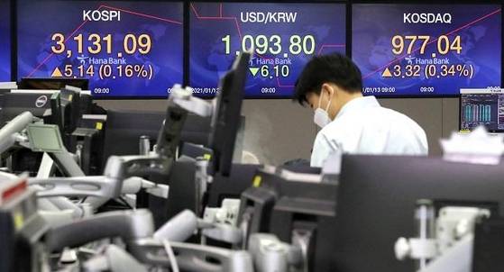 13일 오전 서울 중구 KEB하나은행 딜링룸. /뉴시스