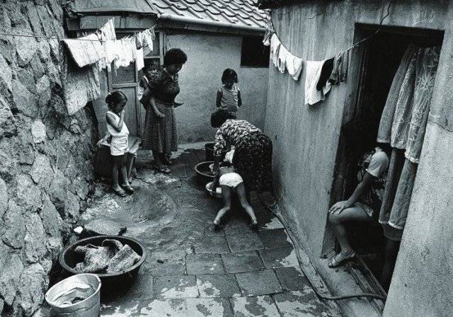 옛날엔 이렇게 골목길에서 바로 머리를 감겼죠. 원경부터 근경까지 인물들이 빈틈없이 배치돼 있습니다.