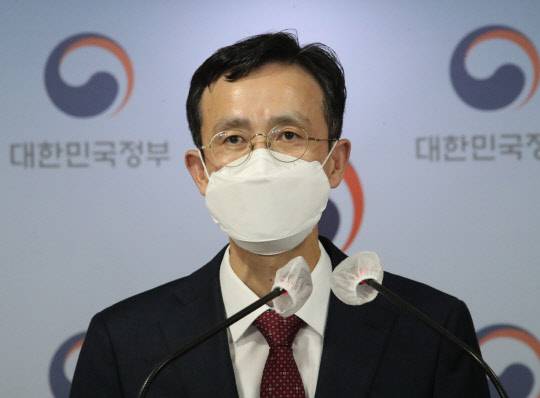 인공지능(AI) 챗봇 '이루다'가 서비스를 잠정 중단했지만 이루다 개발에 쓰인 카카오톡 대화 데이터가 위법하게 수집됐다는 문제 제기가 계속되는 가운데 13일 정부서울청사에서 김진해 개인정보보호위원회 대변인이 관계부처와 합동으로 주요 공공기관에 대한 개인정보 실태점검을 추진키로 한다고 발표하고 있다. 연합뉴스