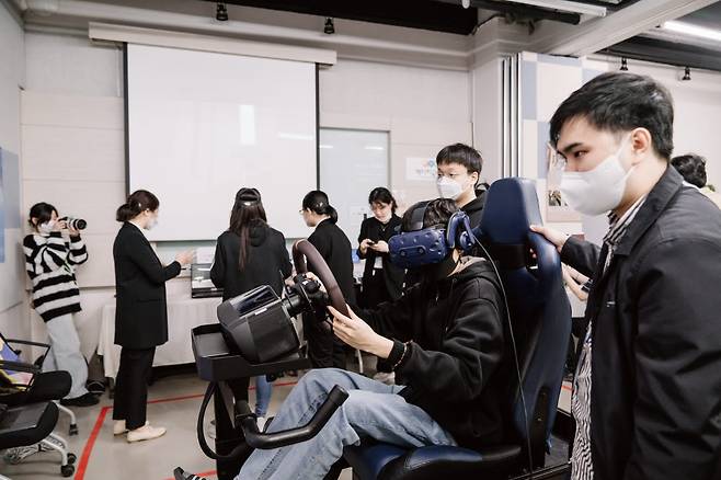 2020년 11월 진행한 혁신성장 청년인재 집중양성 사업 VR/AR/MR 융합 콘텐츠 개발 실무 프로젝트 과정 최종발표회에서 교육생들이 직접 개발한 콘텐츠를 시연했다.