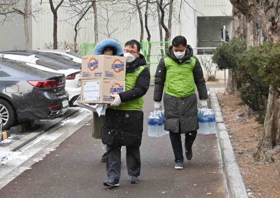 코오롱인더스트리 직원들이 지난 12일 서울 강서구에서 홀몸 어르신들을 위한 지원물품 전달하고 있다.