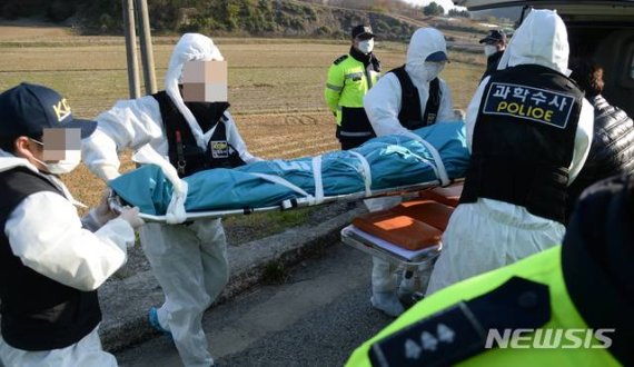 전북 진안군 성수면의 한 하천에서 전주에서 실종된 30대 여성인 것으로 추정되는 시신이 발견, 경찰이 시신을 수습하고 있다.2020.04.23. /사진=뉴시스