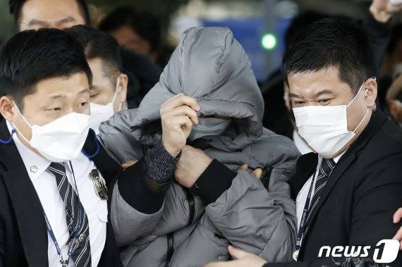 정인양을 입양한 후 수개월간 학대해 사망에 이르게 한 혐의를 받는 양부 안모씨가 13일 오전 서울 양천구 서울남부지방법원에서 열린 아동복지법위반(아동유기·방임) 첫 재판을 마친뒤 법원 청사를 나서고 있다. 2021.1.13/뉴스1 © News1 이승배 기자 /사진=뉴스1