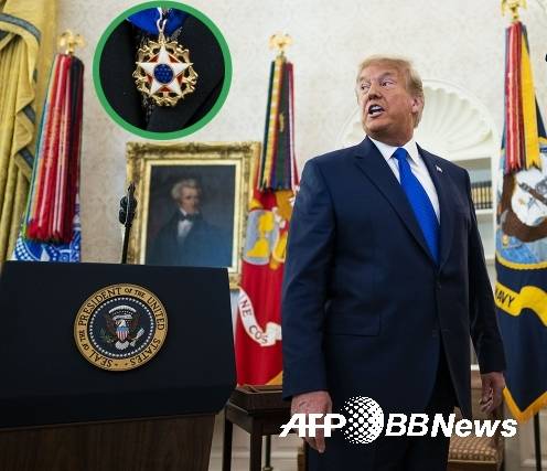 2021년 ‘대통령 자유훈장’을 수여할 예정인 도널드 트럼프 미국 대통령. 초록색 원 사진은 2020년 수상자의 훈장 모습이다. 사진제공=ⓒAFPBBNews = News1