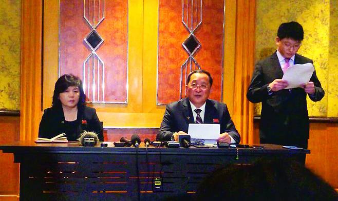 리용호 북한 외무상(가운데)이 2019년 3월1일 0시15분 숙소인 베트남 하노이 멜리아 호텔에서 한밤 기자회견을 열어 2차 북-미 정상회담 합의 무산에 대한 도널드 트럼프 대통령의 설명을 반박하고 있다. <한겨레> 자료사진