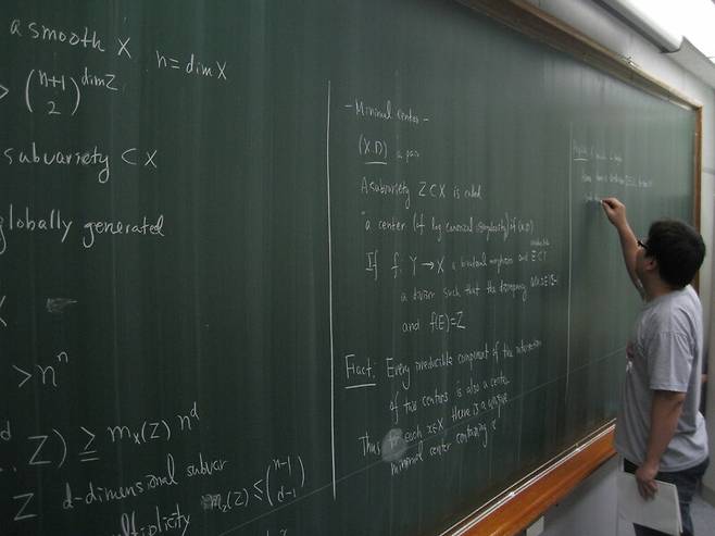 서울 동대문구 고등과학원 세미나실에서 열린 연구모임에서 칠판 위에 빼곡히 수식들을 채우며 기하학 난제를 풀고 있는 모습. <한겨레> 자료사진