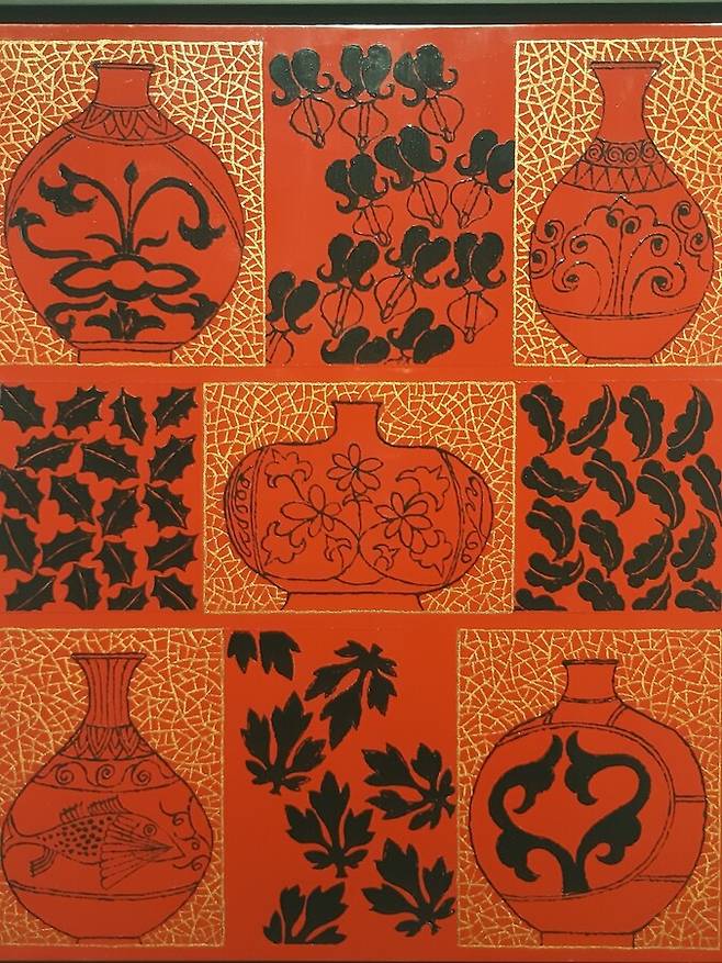 책거리 그림을 옻칠 안료를 써서 새롭게 재해석한 이영실 작가의 신작 민화.