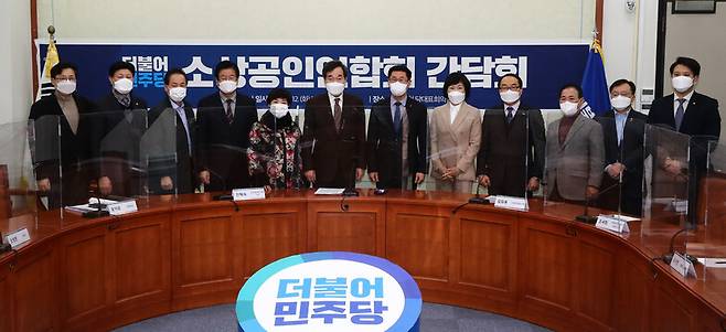 더불어민주당 이낙연 대표, 김임용 소상공인연합회 회장 직무대행 등이 12일 국회에서 열린 더불어민주당과소상공인연합회와의 간담회에서 기념촬영하고 있다. 더불어민주당 홍익표 정책위의장, 최영균 한국옥외광고협회중앙회 회장, 유덕현 소상공인연합회서울시협의회 회장, 정경재 대한숙박업중앙회 회장, 더불어민주당 전혜숙 의원, 이 대표, 김임용 소상공인연합회 회장 직무대행, 오세희 한국메이크업미용사회중앙회 회장, 유기준 한국주유소협회 회장, 김완수 소상공인연합회 상근부회장, 이동주 의원, 전용기 의원. 연합뉴스