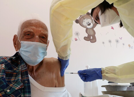 키프로스 니코시아에서 12일 92살 남성이 코로나19 백신을 맞고 있다. 니코시아/EPA 연합뉴스