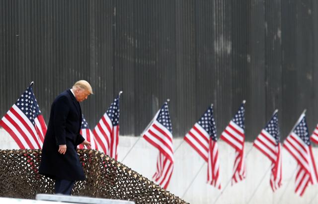 도널드 트럼프 미국 대통령이 12일 텍사스주 알라모 미국-멕시코 국경장벽 건설 현장에서 연설을 하기 위해 계단을 내려가고 있다. 알라모=AP 연합뉴스