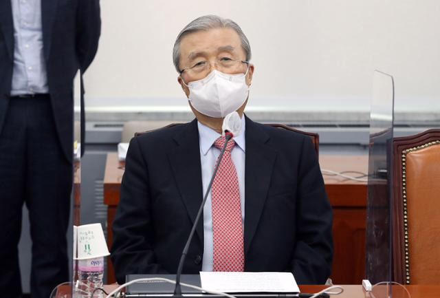 김종인 국민의힘 비대위원장이 12일 오후 서울 여의도 국회에서 열린 3차 온택트 정책워크숍에 참석해 주호영 원내대표의 모두발언을 경청하고 있다 2021. 01. 12. 오대근 기자