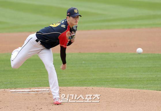 2020 신한은행 SOL KBO리그 KT와 롯데의 경기가 25일 오후 수원 KT위즈파크에서 열렸다. KT 선발 배제성이 힘차게 공을 던지고 있다. 수원=정시종 기자 jung.sichong@joongang.co.kr /2020.10.25.
