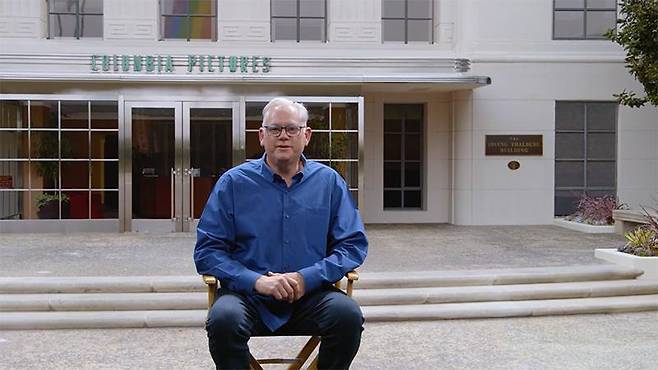 소니픽처스엔터테인먼트 총괄부사장 겸 CTO 빌 배글라(Bill Baggelaar), 뒤의 배경은 볼륨매트릭 리얼 월드로 구현한 가상 배경이다. 출처=소니