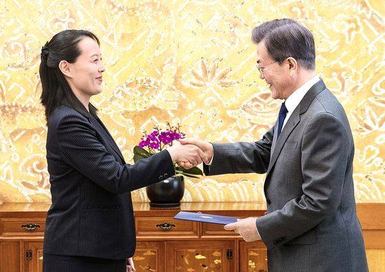 2018년 2월 문재인 대통령이 청와대에서 김정은 북한 국무위원장의 여동생 김여정 노동당 부부장이 전달한 김정은 위원장의 친서를 받고 있다. [사진 연합뉴스]