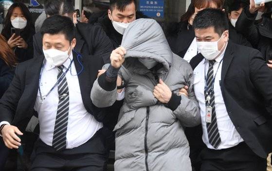 정인양을 입양한 후 수개월간 학대해 사망에 이르게 한 혐의를 받는 양부 안모씨가 13일 오전 서울 양천구 서울남부지방법원에서 열린 첫 공판을 마치고 법원 청사를 나서고 있다. 김성룡 기자