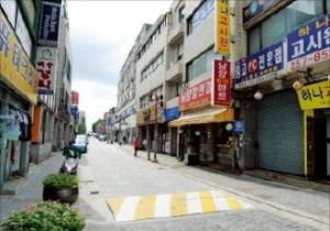 1990년대까지 수원의 최대 번화가였던 팔달구 남문로데오거리. 수원시 제공