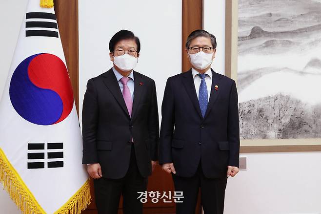 박병석 국회의장(왼쪽)과 변창흠 국토교통부 장관이 13일 오전 서울 여의도 국회 의장집무실에서 만나 기념촬영을 하고 있다. /국회 제공