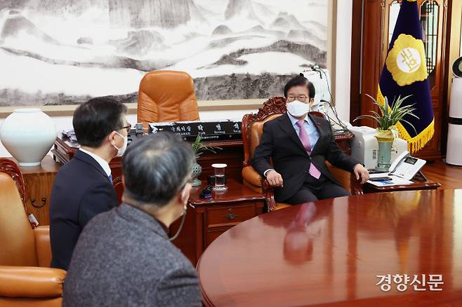 변창흠 국토교통부 장관이 13일 오전 서울 여의도 국회 의장집무실에서 박병석 국회의장(오른쪽)의 발언을 듣고 있다. /국회 제공