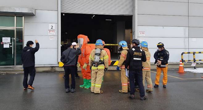 경기 파주시 LG디스플레이 공장에서 13일 오후 화학물질 누출 사고가 발생해 119대원들이 구조 작업을 하고 있다. 이 사고로 노동자 7명이 다쳤다. 연합뉴스