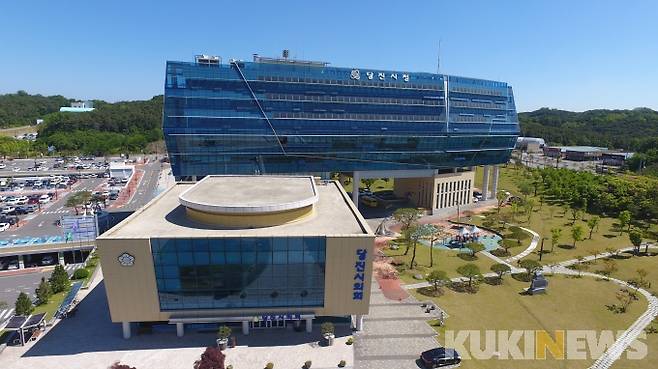 당진시청사 전경.