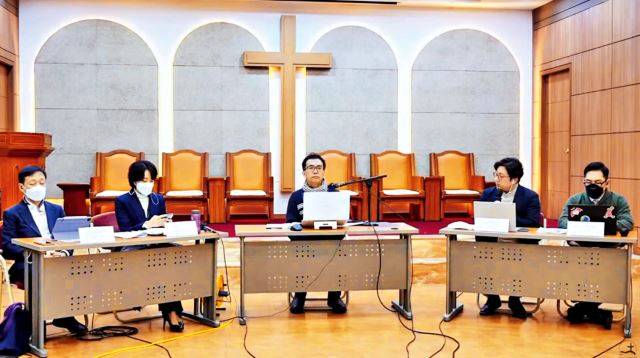 이상철 크리스챤아카데미 원장(가운데)과 연구진들이 11일 서울 종로구 한국기독교회관 조에홀에서 개신교인 인식조사 결과를 토론하고 있다. 유튜브 캡처