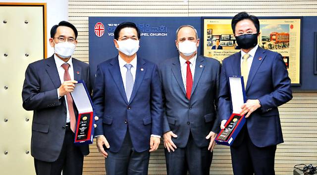 박동찬 이영훈 목사, 채드 해먼드 BGEA 아시아총괄디렉터, 박성민 한국CCC 대표(왼쪽부터)가 11일 서울 여의도순복음교회에서 2021코리아페스티벌 사무총장·준비위원장 위촉식을 가진 뒤 기념사진을 찍고 있다.  여의도순복음교회 제공