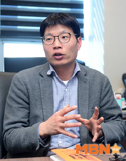 트레져헌터 송재룡 대표가 인터뷰를 진행하고 있다. 사진=천정환 기자